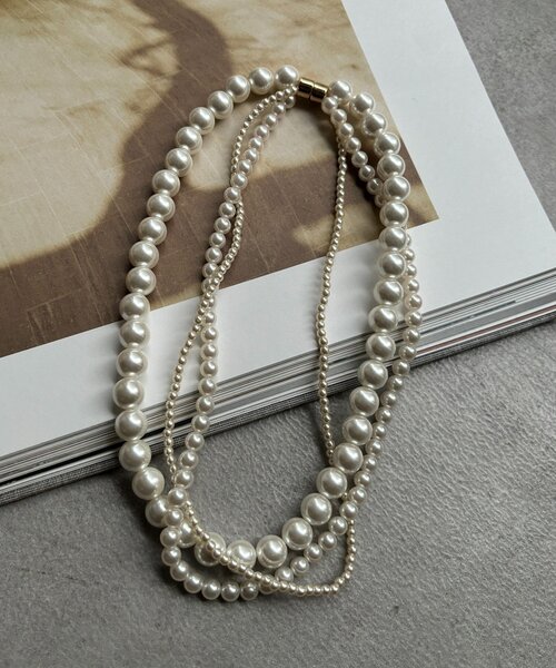 DouDou（ドゥドゥ）の「マグネット3連パールネックレス（ネックレス・レディース・オフホワイト・FREE）」の3枚目の写真