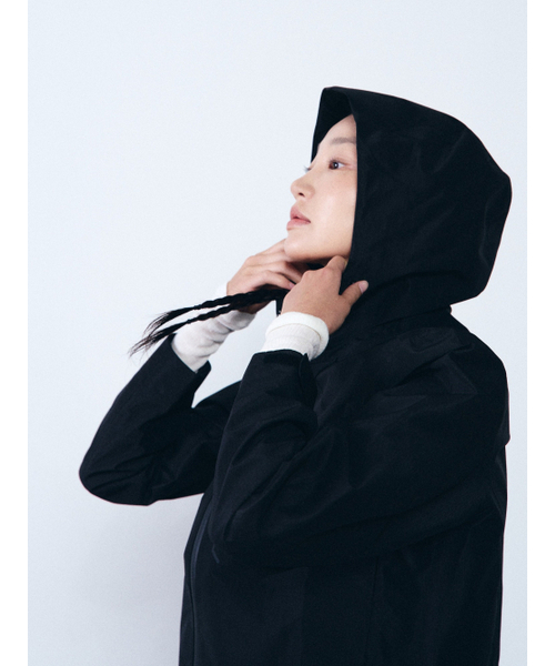 HUMTTO(ハムト)の「女性 防水 ハードシェルジャケット アルファ(ナイロンジャケット・レディース・ブラック・M-L/S-M)」の3枚目の写真