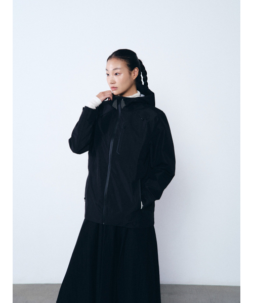 HUMTTO(ハムト)の「女性 防水 ハードシェルジャケット アルファ(ナイロンジャケット・レディース・ブラック・M-L/S-M)」の6枚目の写真