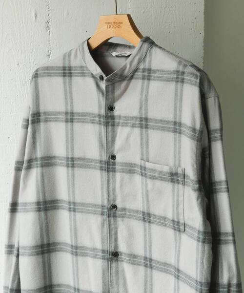 URBAN RESEARCH DOORS(アーバンリサーチドアーズ)の「防シワ起毛ネルバンドカラーシャツ(シャツ/ブラウス・メンズ・チェック/モカ/ブラック系その他/チャコールグレー・LARGE/MEDIUM)」の4枚目の写真