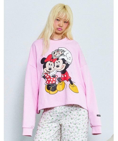 Little sunny bite(リトルサニーバイト)の「【little sunny bite Disney collection】micky & minnie selfie sweat top(スウェット・レディース・ブラック/ホワイト/ピンク・MEDIUM/SMALL)」の3枚目の写真