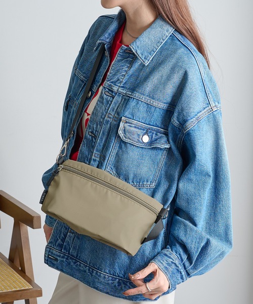 A by MAGASIN DE MODE（エーバイマガジンデモード）の「【A by MAGASIN DE MODE】ママカルフラットポーチショルダー SNBD（ショルダーバッグ・レディース・ブラック/カーキ/グレー・FREE）」の3枚目の写真