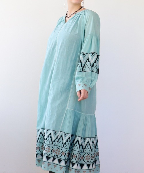 Three Four Time（ｽﾘｰﾌｫｰﾀｲﾑ）の「コットンレーヨン刺繍ワンピース（ワンピース・レディース・オフホワイト/グリーン/ネイビー・FREE）」の2枚目の写真