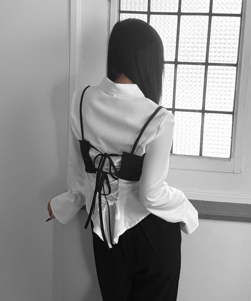 LVEU.（ラブユ.）の「【LVEU.】バックレースアップシャツ / トップス シャツ シャツカラー ブラウス デザインブラウス 長袖  ベルスリーブ レースアップ ブラック ホワイト ZOZOTOWN限定（シャツ/ブラウス・レディース・ホワイト/ブラック・FREE）」の7枚目の写真