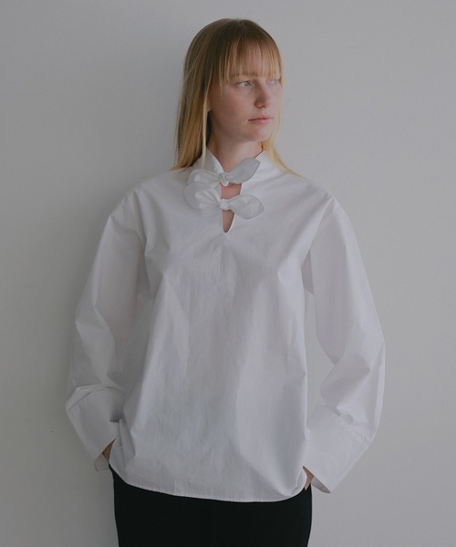 MANOF(マノフ)の「DOUBLE BOW DESIGN SHIRT(シャツ/ブラウス・レディース・ストライプ/ブラック/ホワイト・F)」の2枚目の写真
