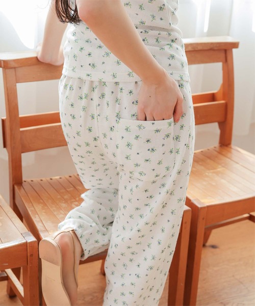 miette(ミエット)の「花柄ワッフルキャミセットアップ(セットアップ・レディース・グレー/ネイビー/ホワイト・L/M/S)」の5枚目の写真