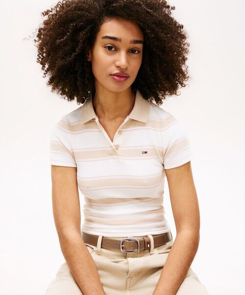 tommy jeans（トミー ジーンズ）の「【ウォニョン着用】スリムリブショートスリーブポロ（ポロシャツ・レディース・ブルー/ベージュ・SMALL/X-SMALL/MEDIUM）」の8枚目の写真