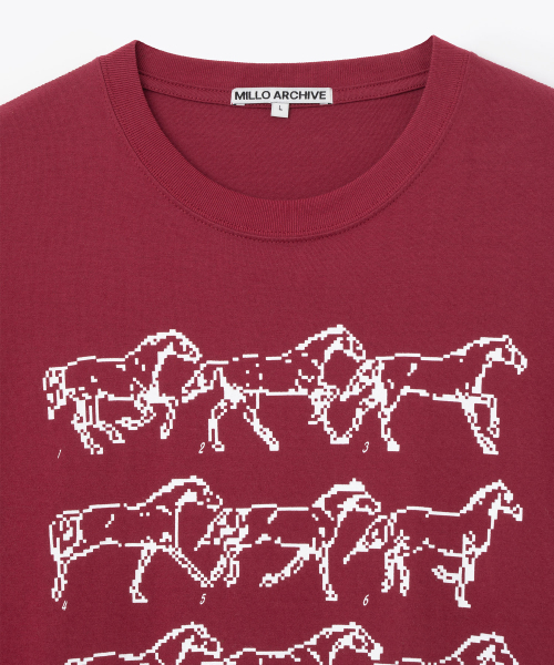 Millo Archive（ミロ アーカイブ）の「2026 メモラブルホースロングスリーブ [バーガンディ]（Tシャツ/カットソー・メンズ・その他・MEDIUM/LARGE）」の2枚目の写真
