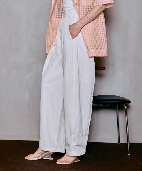 MAISON SPECIAL（メゾンスペシャル）の「【2026SUMMER PRE-ORDER】Tuck Cocoon Color Pants/タックコクーンカラーパンツ（その他パンツ・レディース・ホワイト/パープル/カーキ/ブラック・38/36）」の18枚目の写真