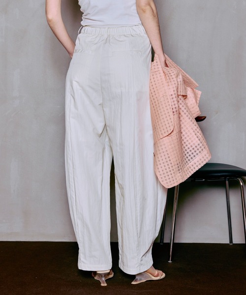 MAISON SPECIAL（メゾンスペシャル）の「【2026SUMMER PRE-ORDER】Tuck Cocoon Color Pants/タックコクーンカラーパンツ（その他パンツ・レディース・ホワイト/パープル/カーキ/ブラック・38/36）」の19枚目の写真