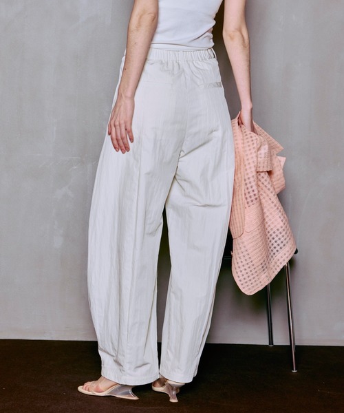 MAISON SPECIAL（メゾンスペシャル）の「【2026SUMMER PRE-ORDER】Tuck Cocoon Color Pants/タックコクーンカラーパンツ（その他パンツ・レディース・ホワイト/パープル/カーキ/ブラック・38/36）」の20枚目の写真