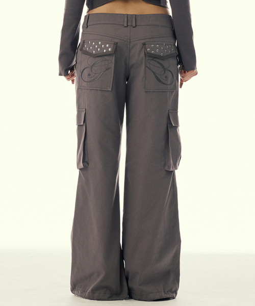 GILAARCHIVE(ギラアーカイブ)の「POCKET EMBROIDED STRING CARGO PANTS_BROWN(その他パンツ・レディース・その他・SMALL/MEDIUM)」の5枚目の写真