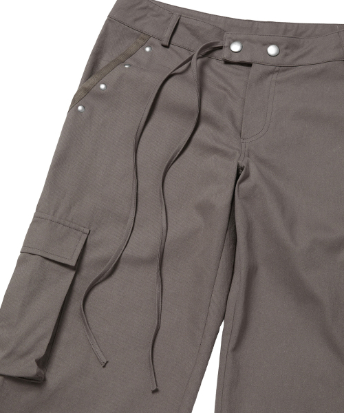 GILAARCHIVE(ギラアーカイブ)の「POCKET EMBROIDED STRING CARGO PANTS_BROWN(その他パンツ・レディース・その他・SMALL/MEDIUM)」の2枚目の写真