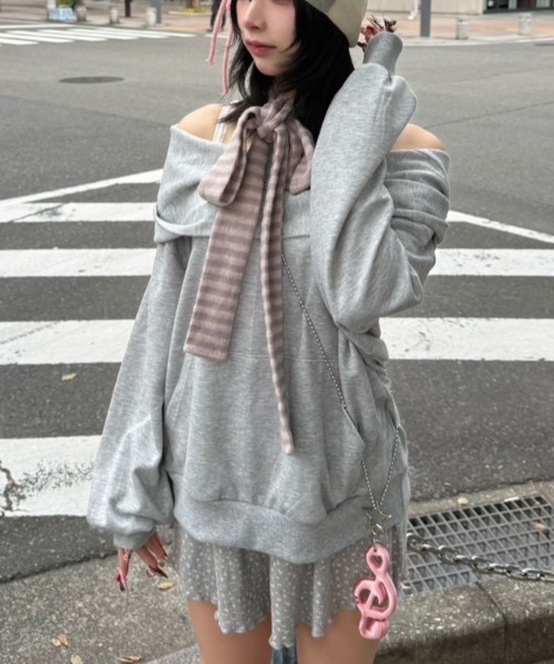 Never mind the XU / Chikashitsu+(ネバーマインド ザ エックスユー / チカシツプラス)の「【nmtc+】2way hood off-shoulder sweat shirts / 【エヌエムティーシープラス】ツーウェイフードオフショルダースウェットシャツ <着用動画あり>(スウェット・レディース・ブラック/グレー・ONE SIZE)」の2枚目の写真