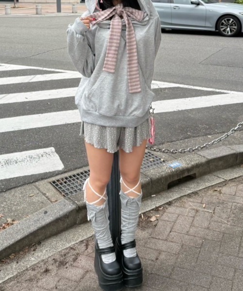 Never mind the XU / Chikashitsu+(ネバーマインド ザ エックスユー / チカシツプラス)の「【nmtc+】2way hood off-shoulder sweat shirts / 【エヌエムティーシープラス】ツーウェイフードオフショルダースウェットシャツ <着用動画あり>(スウェット・レディース・ブラック/グレー・ONE SIZE)」の17枚目の写真