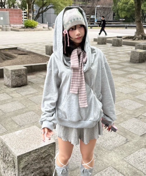 Never mind the XU / Chikashitsu+(ネバーマインド ザ エックスユー / チカシツプラス)の「【nmtc+】2way hood off-shoulder sweat shirts / 【エヌエムティーシープラス】ツーウェイフードオフショルダースウェットシャツ <着用動画あり>(スウェット・レディース・ブラック/グレー・ONE SIZE)」の18枚目の写真