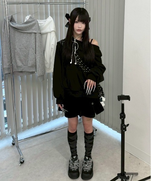 Never mind the XU / Chikashitsu+(ネバーマインド ザ エックスユー / チカシツプラス)の「【nmtc+】2way hood off-shoulder sweat shirts / 【エヌエムティーシープラス】ツーウェイフードオフショルダースウェットシャツ <着用動画あり>(スウェット・レディース・ブラック/グレー・ONE SIZE)」の14枚目の写真
