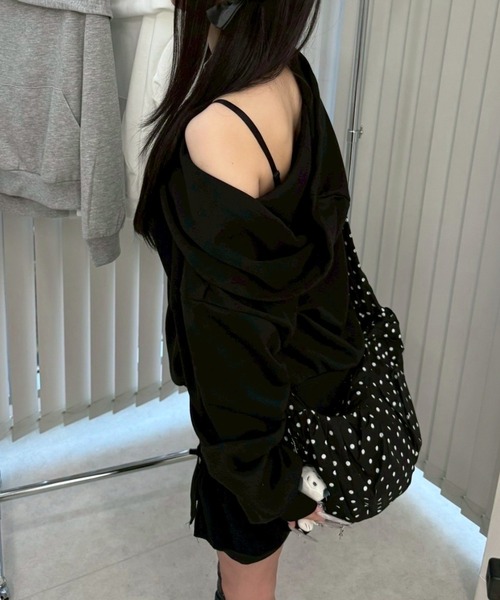 Never mind the XU / Chikashitsu+(ネバーマインド ザ エックスユー / チカシツプラス)の「【nmtc+】2way hood off-shoulder sweat shirts / 【エヌエムティーシープラス】ツーウェイフードオフショルダースウェットシャツ <着用動画あり>(スウェット・レディース・ブラック/グレー・ONE SIZE)」の10枚目の写真