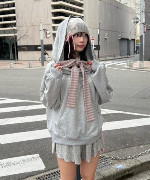 Never mind the XU / Chikashitsu+(ネバーマインド ザ エックスユー / チカシツプラス)の「【nmtc+】2way hood off-shoulder sweat shirts / 【エヌエムティーシープラス】ツーウェイフードオフショルダースウェットシャツ <着用動画あり>(スウェット・レディース・ブラック/グレー・ONE SIZE)」の20枚目の写真