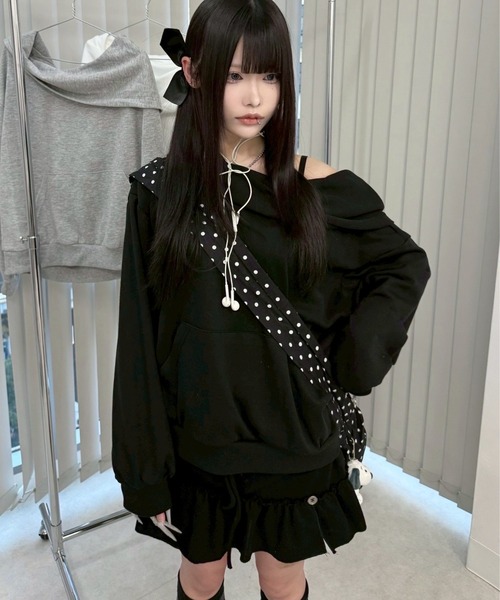 Never mind the XU / Chikashitsu+(ネバーマインド ザ エックスユー / チカシツプラス)の「【nmtc+】2way hood off-shoulder sweat shirts / 【エヌエムティーシープラス】ツーウェイフードオフショルダースウェットシャツ <着用動画あり>(スウェット・レディース・ブラック/グレー・ONE SIZE)」の9枚目の写真