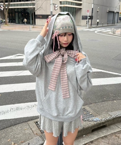 Never mind the XU / Chikashitsu+(ネバーマインド ザ エックスユー / チカシツプラス)の「【nmtc+】2way hood off-shoulder sweat shirts / 【エヌエムティーシープラス】ツーウェイフードオフショルダースウェットシャツ <着用動画あり>(スウェット・レディース・ブラック/グレー・ONE SIZE)」の21枚目の写真