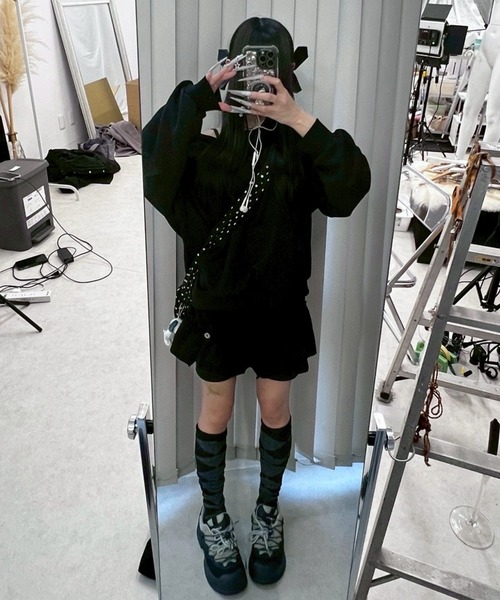 Never mind the XU / Chikashitsu+(ネバーマインド ザ エックスユー / チカシツプラス)の「【nmtc+】2way hood off-shoulder sweat shirts / 【エヌエムティーシープラス】ツーウェイフードオフショルダースウェットシャツ <着用動画あり>(スウェット・レディース・ブラック/グレー・ONE SIZE)」の13枚目の写真