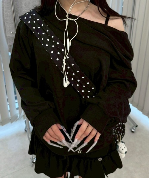 Never mind the XU / Chikashitsu+(ネバーマインド ザ エックスユー / チカシツプラス)の「【nmtc+】2way hood off-shoulder sweat shirts / 【エヌエムティーシープラス】ツーウェイフードオフショルダースウェットシャツ <着用動画あり>(スウェット・レディース・ブラック/グレー・ONE SIZE)」の11枚目の写真