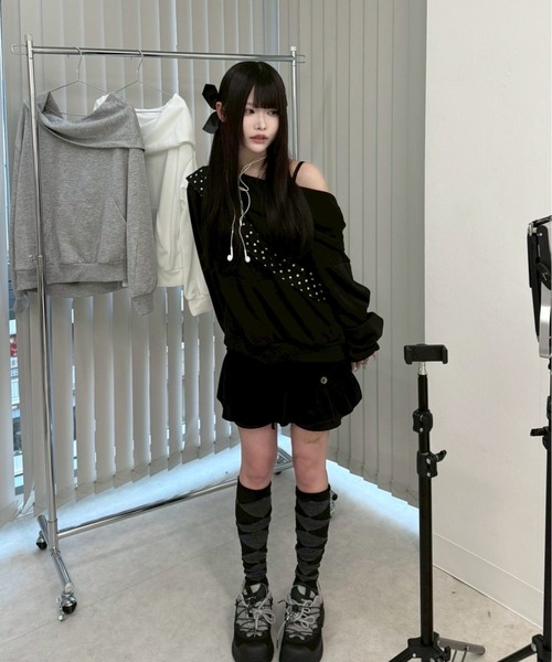 Never mind the XU / Chikashitsu+(ネバーマインド ザ エックスユー / チカシツプラス)の「【nmtc+】2way hood off-shoulder sweat shirts / 【エヌエムティーシープラス】ツーウェイフードオフショルダースウェットシャツ <着用動画あり>(スウェット・レディース・ブラック/グレー・ONE SIZE)」の15枚目の写真