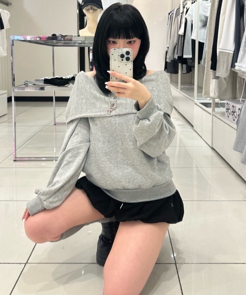 Never mind the XU / Chikashitsu+(ネバーマインド ザ エックスユー / チカシツプラス)の「【nmtc+】2way hood off-shoulder sweat shirts / 【エヌエムティーシープラス】ツーウェイフードオフショルダースウェットシャツ <着用動画あり>(スウェット・レディース・ブラック/グレー・ONE SIZE)」の3枚目の写真