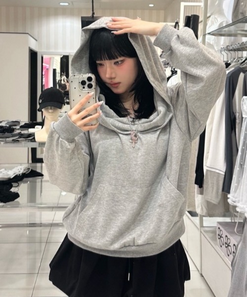 Never mind the XU / Chikashitsu+(ネバーマインド ザ エックスユー / チカシツプラス)の「【nmtc+】2way hood off-shoulder sweat shirts / 【エヌエムティーシープラス】ツーウェイフードオフショルダースウェットシャツ <着用動画あり>(スウェット・レディース・ブラック/グレー・ONE SIZE)」の4枚目の写真
