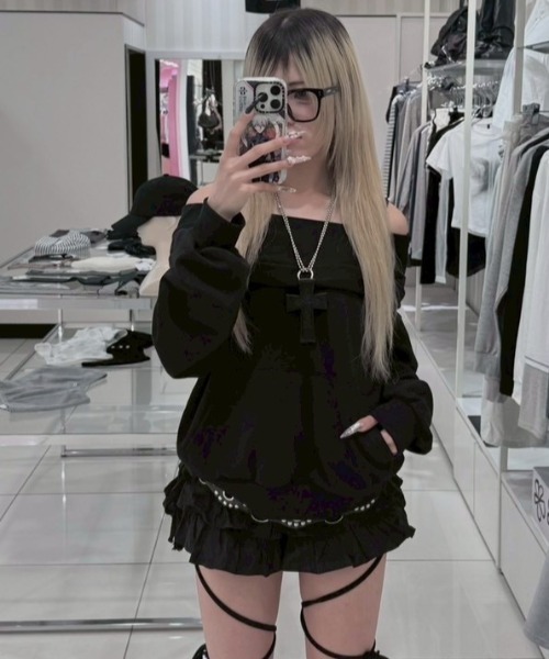 Never mind the XU / Chikashitsu+(ネバーマインド ザ エックスユー / チカシツプラス)の「【nmtc+】2way hood off-shoulder sweat shirts / 【エヌエムティーシープラス】ツーウェイフードオフショルダースウェットシャツ <着用動画あり>(スウェット・レディース・ブラック/グレー・ONE SIZE)」の6枚目の写真