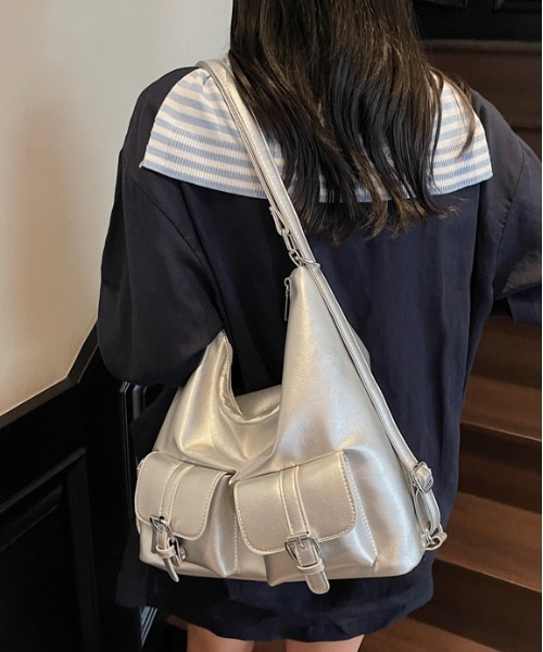gossip!ロサンゼルス(ゴシップロサンゼルス)の「【3way★多機能】フロントポケット ショルダーバッグ 大容量バッグ ショルダーバッグ&斜め掛けバッグ デイリー&通勤用 Y2K(ショルダーバッグ・レディース・ブラック/シルバー/ダークブラウン・FREE)」の5枚目の写真