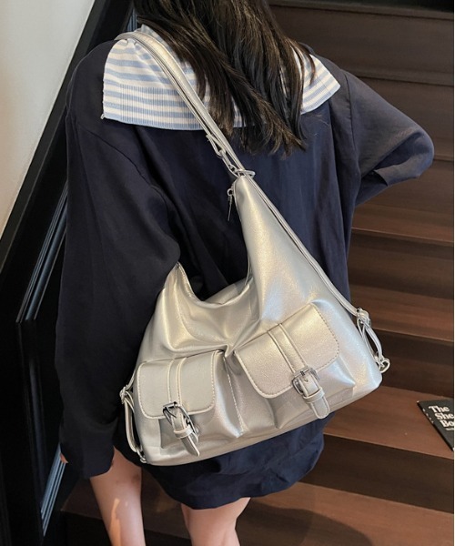 gossip!ロサンゼルス(ゴシップロサンゼルス)の「【3way★多機能】フロントポケット ショルダーバッグ 大容量バッグ ショルダーバッグ&斜め掛けバッグ デイリー&通勤用 Y2K(ショルダーバッグ・レディース・ブラック/シルバー/ダークブラウン・FREE)」の4枚目の写真