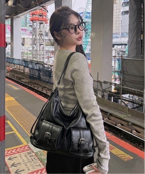 gossip!ロサンゼルス(ゴシップロサンゼルス)の「【3way★多機能】フロントポケット ショルダーバッグ 大容量バッグ ショルダーバッグ&斜め掛けバッグ デイリー&通勤用 Y2K(ショルダーバッグ・レディース・ブラック/シルバー/ダークブラウン・FREE)」の21枚目の写真