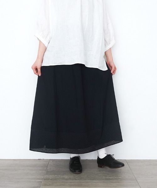 オオカミとフクロウ(オオカミとフクロウ)の「オオカミとひと時の余白と“ゆらぎ”(スカート・レディース・ブラック/オフホワイト・FREE)」の1枚目の写真
