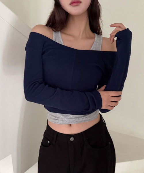 4INT.(フォイント)の「【レイヤード風】バイカラー 長袖 クロップド Tシャツ(Tシャツ/カットソー・レディース・ブラック/ホワイト/ネイビー/グレー・FREE)」の4枚目の写真