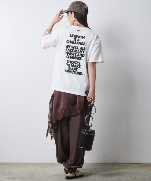 CHIC STYLE(シックスタイル)の「綿100%バックロゴプリントTシャツ<大きいサイズ有>シックスタイル(Tシャツ/カットソー・レディース・オフホワイト/ブラック・M/L/LL/3L/4L/5L)」の4枚目の写真