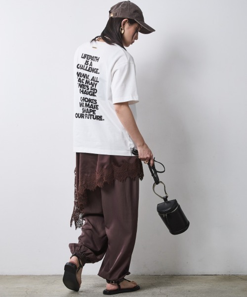 CHIC STYLE(シックスタイル)の「綿100%バックロゴプリントTシャツ<大きいサイズ有>シックスタイル(Tシャツ/カットソー・レディース・オフホワイト/ブラック・M/L/LL/3L/4L/5L)」の19枚目の写真