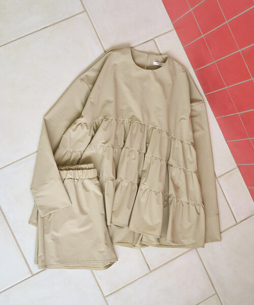 FREAK'S STORE(フリークスストア)の「限定展開 ギャザー フリル チュニック 2セット ラッシュガード(トップス・パンツ)(ラッシュガード・レディース・ベージュ/ブラウン/ナチュラル/チャコールグレー/ブラック/ライトピンク・フリ-)」の5枚目の写真