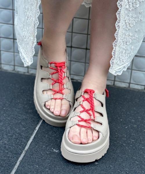 UGG/アグ/GOLDENGLOW TOGGLE（サンダル）｜UGG（アグ）のファッション