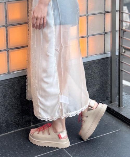 UGG(アグ)の「UGG/アグ/GOLDENGLOW TOGGLE(サンダル・レディース・ブラック/ホワイト/ベージュ・7/6/8)」の11枚目の写真