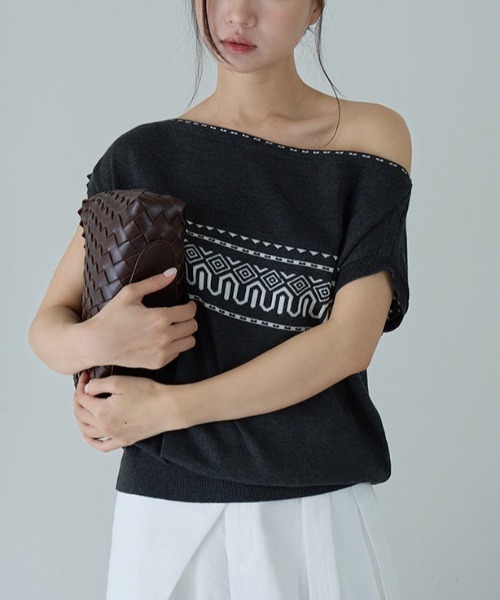 CHUN CHUN NOTES(チュンチュンノーツ)の「26SS/幾何学ジャガードオフショルダーニット(ニット/セーター・レディース・ホワイト/グレー・F)」の3枚目の写真