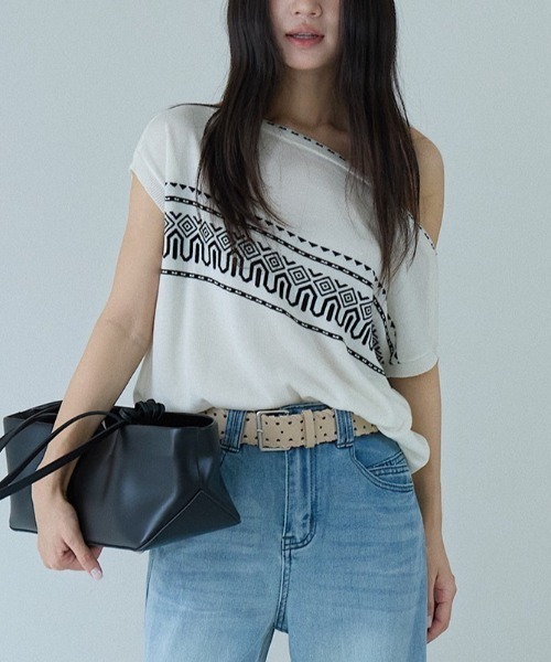 CHUN CHUN NOTES(チュンチュンノーツ)の「26SS/幾何学ジャガードオフショルダーニット(ニット/セーター・レディース・ホワイト/グレー・F)」の14枚目の写真