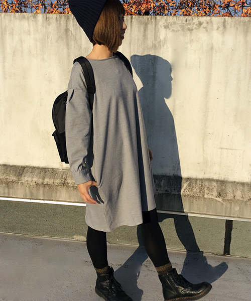 LBC(エルビーシー)の「クルーボリューム袖ワンピース (ワンピース・レディース・アッシュグレー/チャコールグレー・MEDIUM/LARGE)」の2枚目の写真