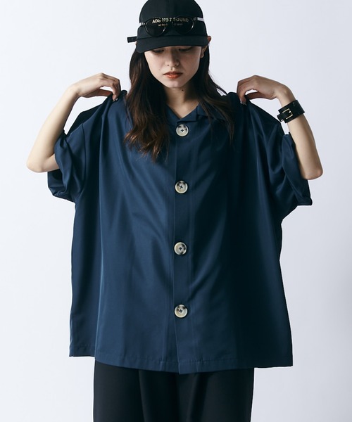 Lui's（ルイス）の「【WEB限定】アクセントビッグボタン ワイドシャツ（シャツ/ブラウス・メンズ・ブラック/ネイビー/オレンジ・FREE）」の2枚目の写真