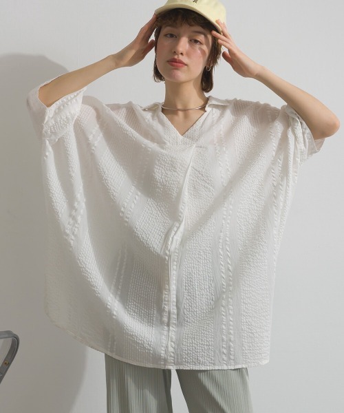Fizz(フィズ)の「綿サッカー スキッパードルマンチュニックシャツ(シャツ/ブラウス・レディース・ホワイト/ベージュ/ブラック・M)」の2枚目の写真