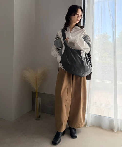 Java(ジャバ)の「《JaVaジャバコラボ》軽量×大容量◎ラフにキマる上質感。BIGフェイクレザーワンショルダーバッグ(ユニセックス)(ショルダーバッグ・レディース・シルバー/ブラウン/ブラック・ONE SIZE)」の7枚目の写真