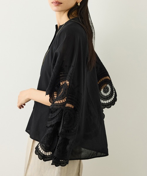 ROPE'(ロペ)の「INDIAコットンボイルシフリー刺繍ケープ(ポンチョ)ブラウス/セットアップ対応・イージーケア・二の腕カバー(シャツ/ブラウス・レディース・ブラック/ホワイト・FREE)」の1枚目の写真