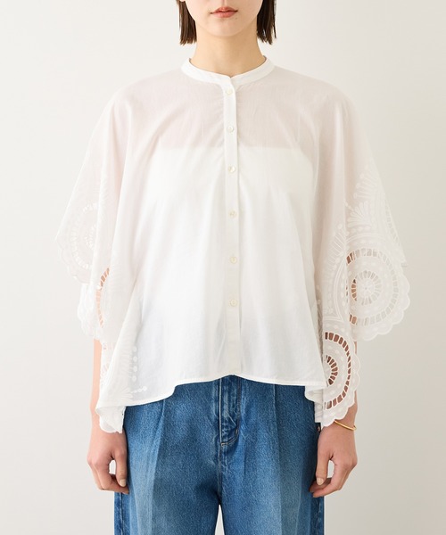 ROPE'(ロペ)の「INDIAコットンボイルシフリー刺繍ケープ(ポンチョ)ブラウス/セットアップ対応・イージーケア・二の腕カバー(シャツ/ブラウス・レディース・ブラック/ホワイト・FREE)」の3枚目の写真