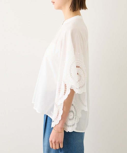 ROPE'(ロペ)の「INDIAコットンボイルシフリー刺繍ケープ(ポンチョ)ブラウス/セットアップ対応・イージーケア・二の腕カバー(シャツ/ブラウス・レディース・ブラック/ホワイト・FREE)」の4枚目の写真